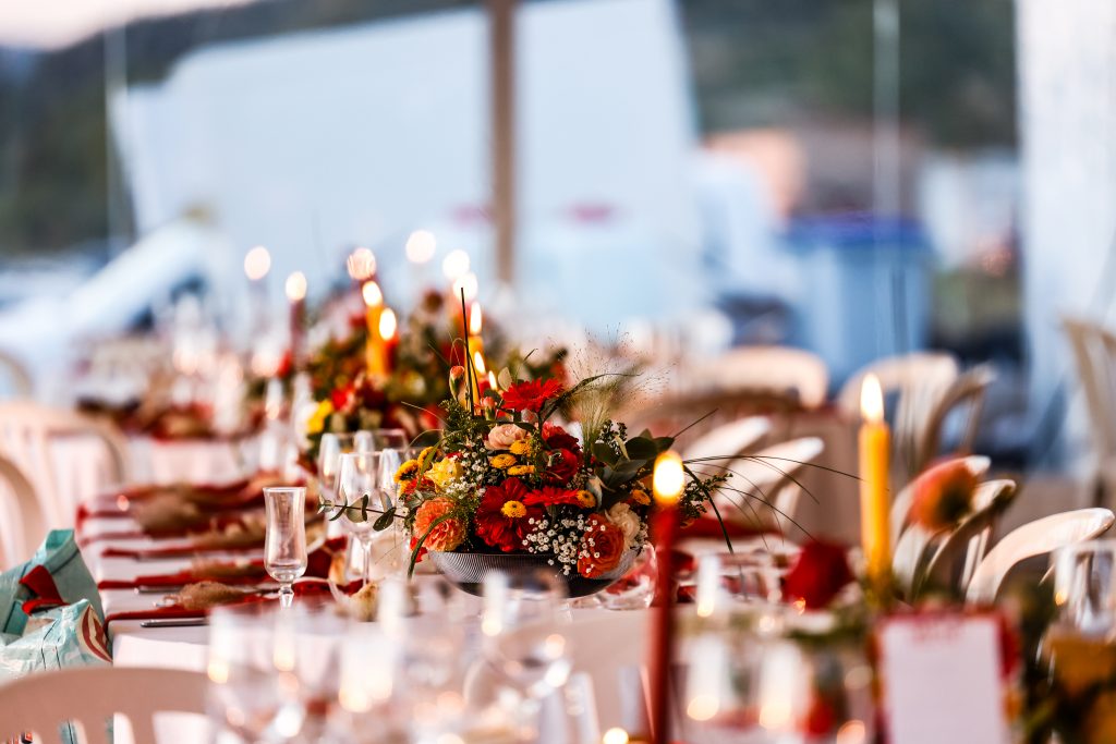 Just Do Event - décoration mariage orange jaune fushia - cramans jura